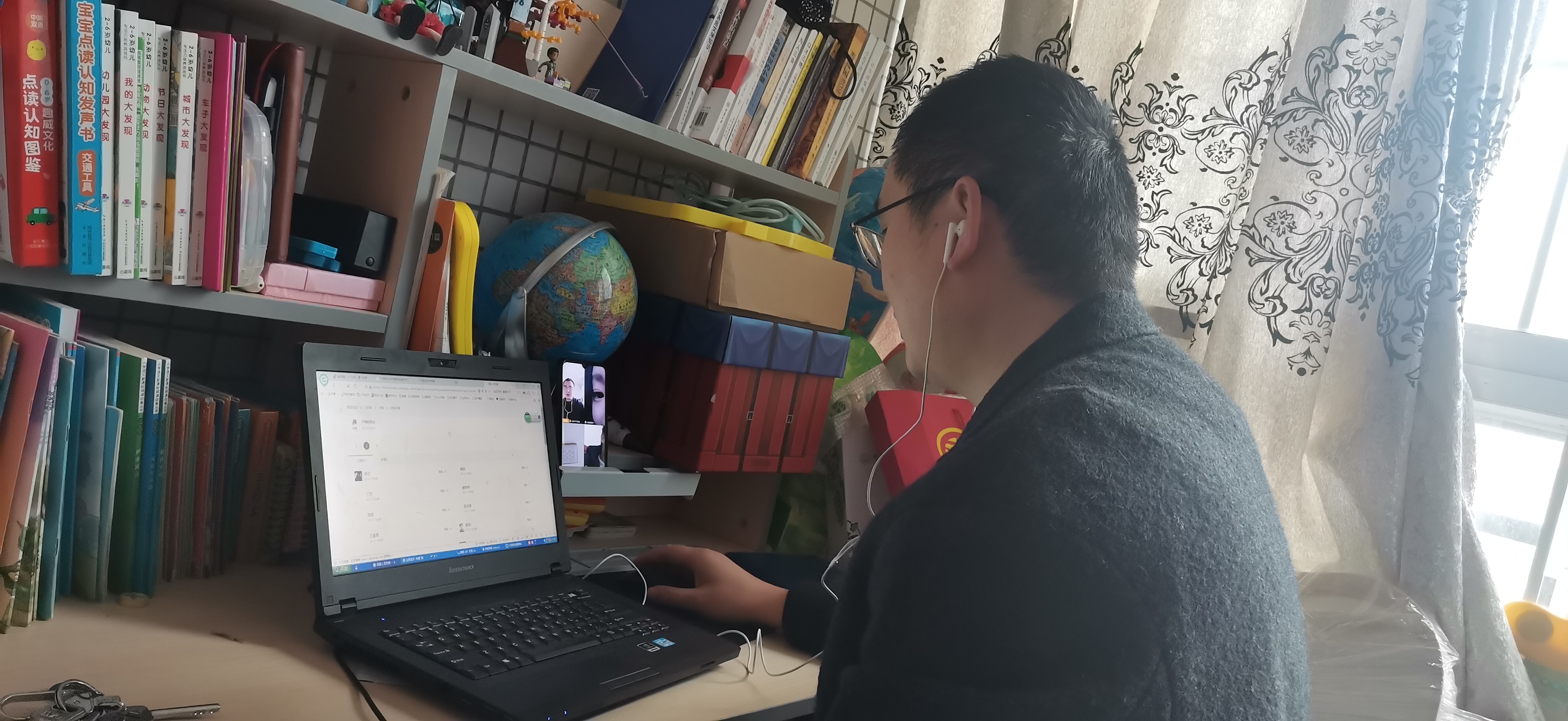 郭智伟老师为学生讲授导游业务课程 郭智伟老师为学生讲授导游业务课程